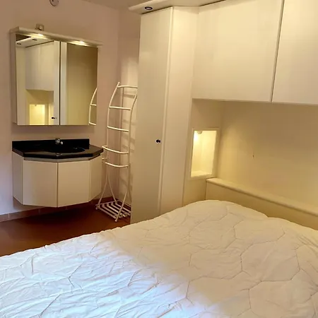 Chic Urban Seaside Apartment, Cleaning Included アパート *